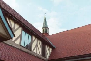 Comment la végétation autour de la maison peut-elle protéger la toiture du vent ?