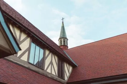 Comment la végétation autour de la maison peut-elle protéger la toiture du vent ?